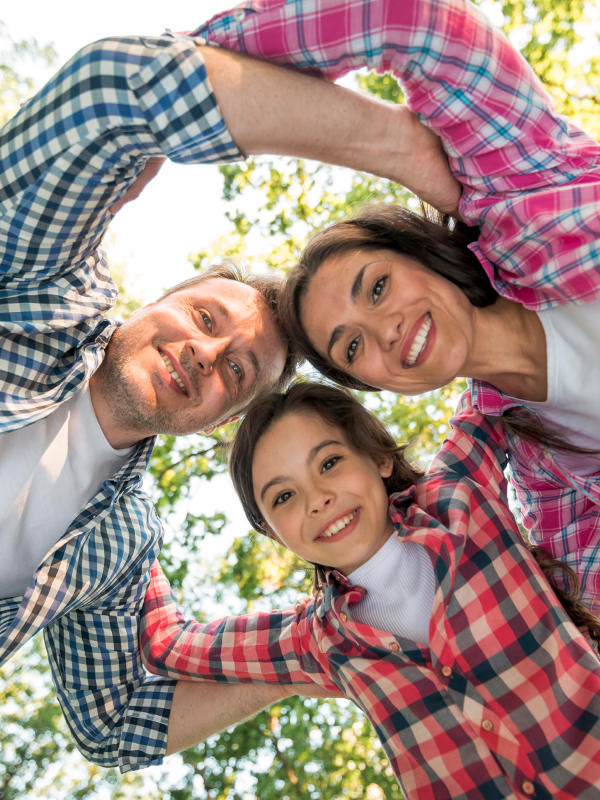 Symbolic photo of a smiling family, representing the Measles Kit’s support for all age groups.